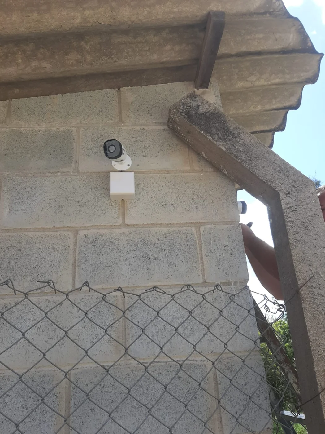 Câmera instalada em área externa