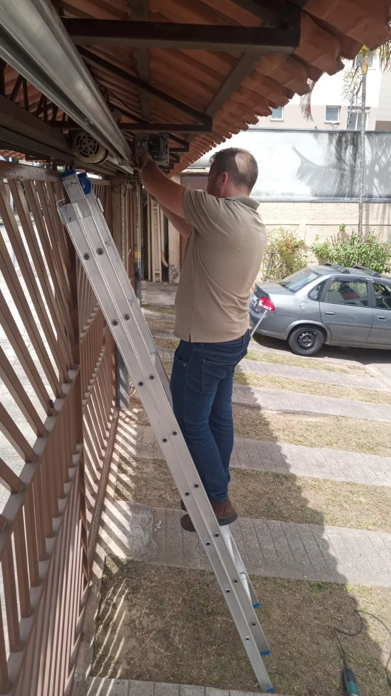 Profissional da Konseg trabalhando na estrutura de um portão
